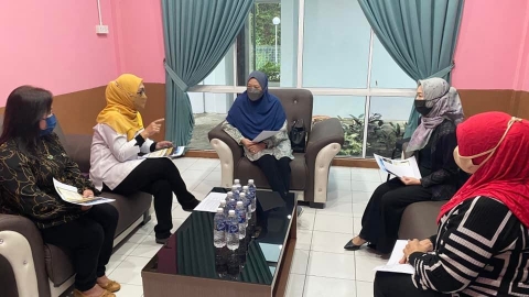 Puan Adzizah, Jurutera Daerah Bahagian Beaufort sedang memberi taklimat kronologi perwujudan Pusat Wanita Sabah.